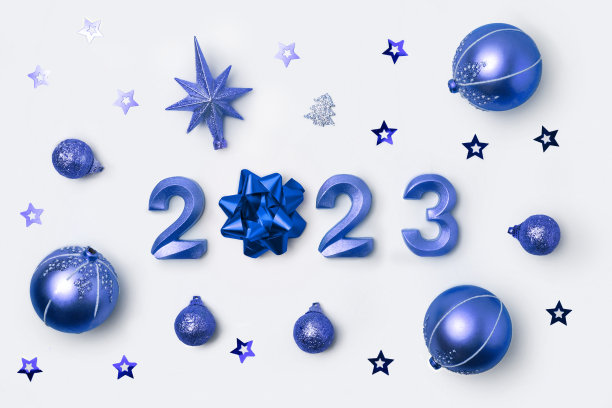 2023白色桌子上的蓝色数字。现代新年背景。创意贺卡。平铺，俯视图，复制空间。旗帜设计。最小的节日模拟数字。庆祝节日的时间图片下载