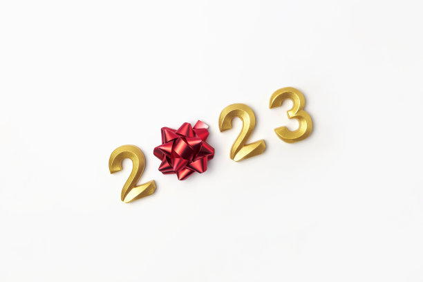 2023白色桌子上的黄金数字。现代新年背景。创意贺卡。平铺，俯视图，复制空间。旗帜设计。最小的节日模拟数字。庆祝节日的时间图片下载