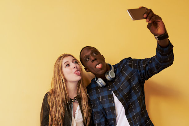 愁眉苦脸的情侣一起自拍图片下载