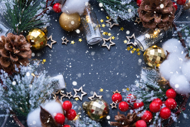 节日框架与地方为圣诞节和新年的主题文字。亮片，星星，花环，圆锥形，黑色石板背景上的球。复印空间，贺卡图片下载