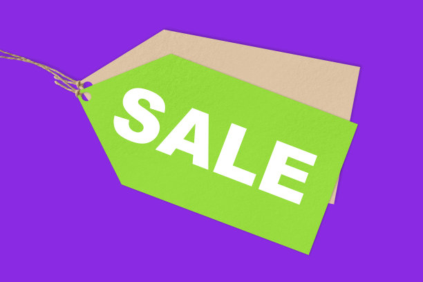 销售标签，折扣标签孤立的紫色背景图片下载