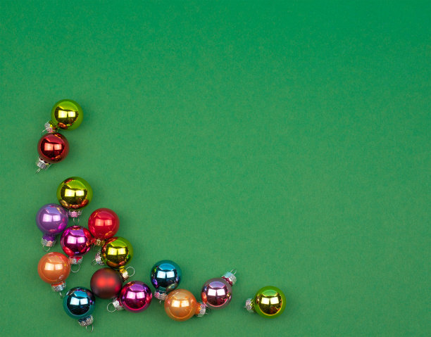 圣诞快乐和节日快乐贺卡，框架，横幅。新年。诺埃尔。红色的圣诞装饰品和礼物在绿色背景顶部视图。冬季圣诞假期主题。图片下载