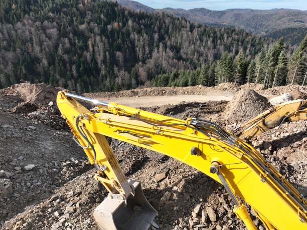 工业矿山挖掘机正在施工现场挖土，装载卡车。无人机俯视图。图片下载