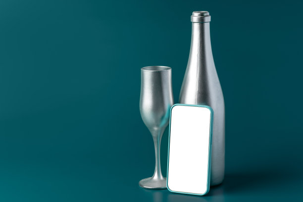 美丽的图片一瓶香槟和玻璃在深绿色的背景图片下载