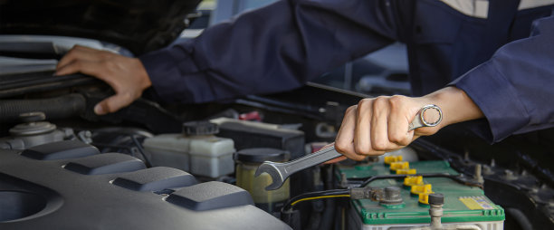 修车工在车库里修理汽车的发动机。图片下载