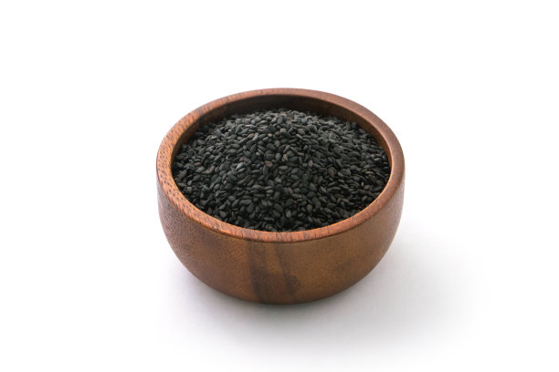 黑芝麻在木碗里。图片下载