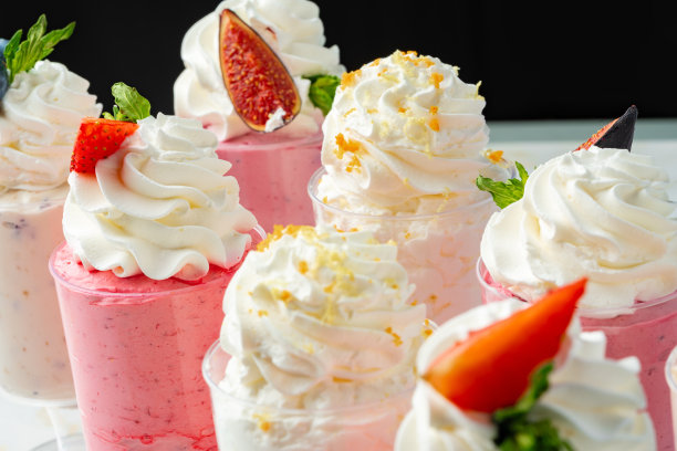 大量的慕斯甜点收集在玻璃杯餐饮图片下载