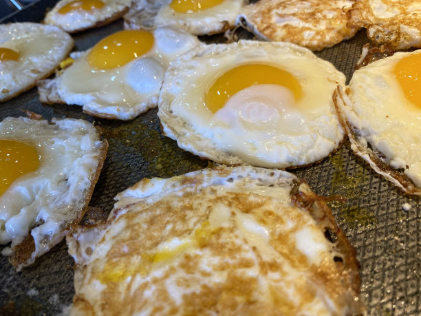 餐厅陈列的煎蛋。图片下载