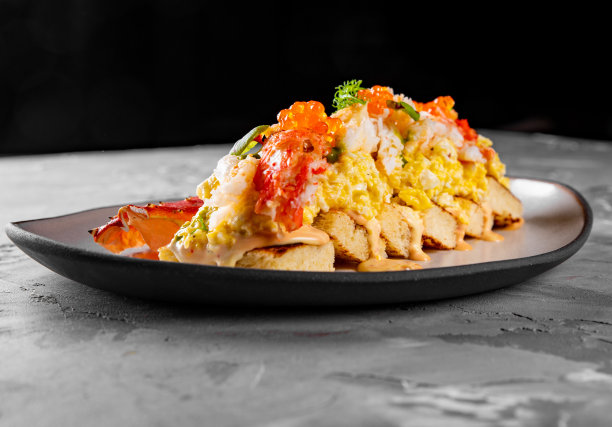 烤奶油蛋卷，炒蛋，还有装在盘子里的蟹肉图片下载