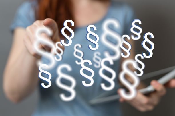 女人用手指着部分符号，两个s符号图片下载