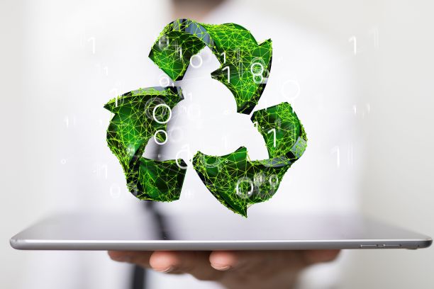 人显示三维绿色回收标志与平板电脑在模糊的背景图片下载