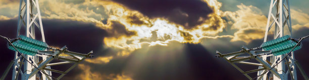 高压塔与电线电线在阳光下照射。图片下载