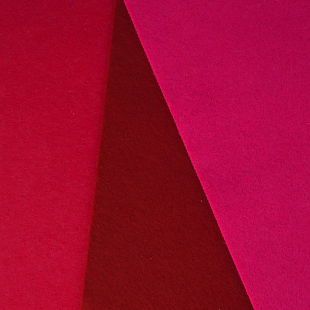 色彩抽象的背景装饰。酒红色的毡片。行,几何。洋红色万岁，今年的流行色。图片下载