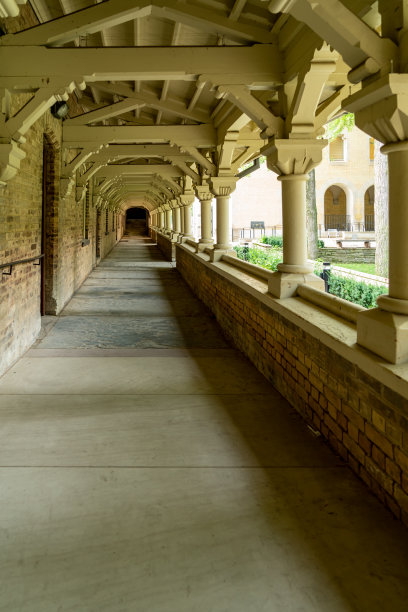 加拿大安大略省多伦多大学圣乔治校区的大学学院大楼图片下载