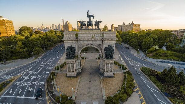 春天的清晨，在纽约布鲁克林，有历史悠久的士兵和水手纪念碑拱门的大陆军广场。图片下载