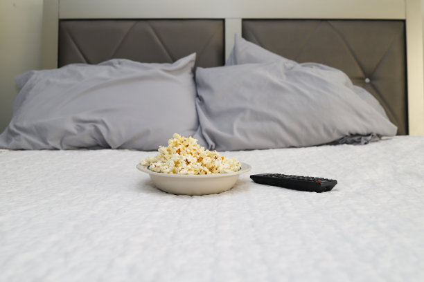 一碗爆米花放在床上图片下载