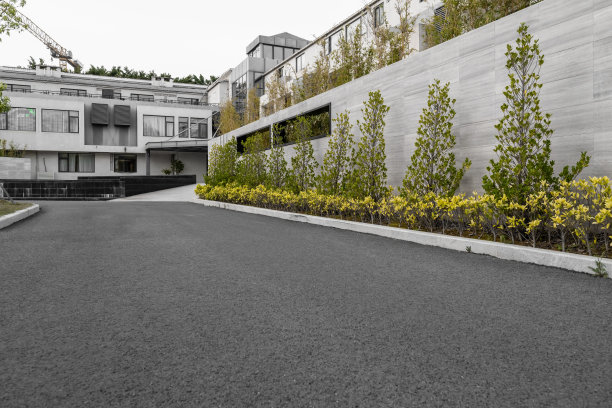 现代建筑旁空荡荡的柏油路图片下载