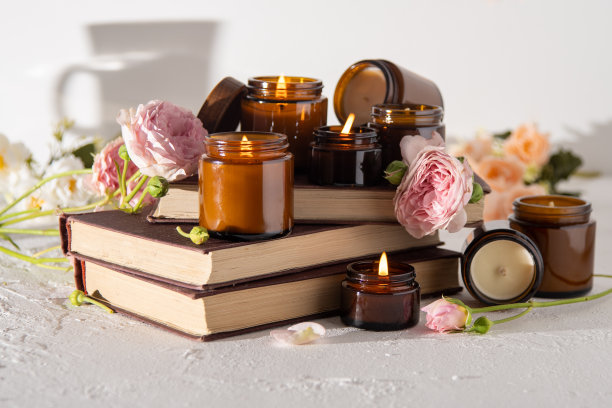 一套不同的香薰蜡烛在棕色玻璃罐。手工制作的香味蜡烛。大豆蜡烛在一个罐子里燃烧。芳香疗法和放松在水疗中心和家庭。仍然生活。棕色罐子里的火图片下载
