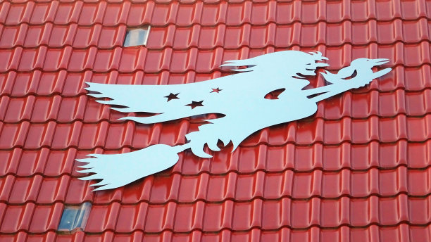 一个女巫拿着扫帚从屋顶上飞过图片下载