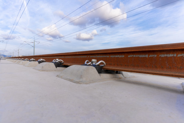 一小段铁路轨道的特写图片下载