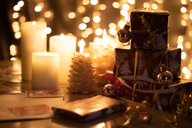 照片礼物和蜡烛放在桌子上图片下载