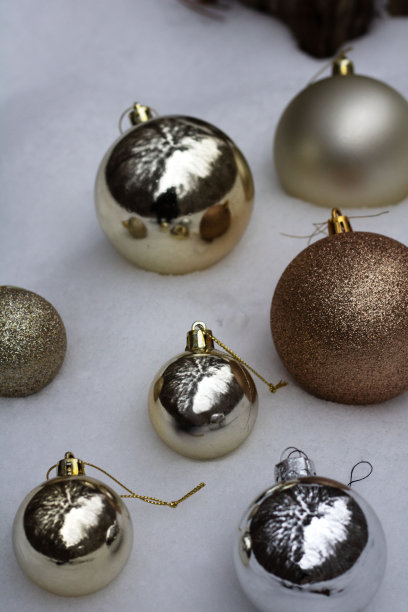 照片中躺在雪地里的圆形玩具图片下载