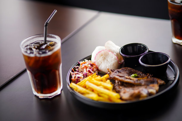 烤鸡胸肉，薯条和蔬菜一杯可乐的照片图片下载