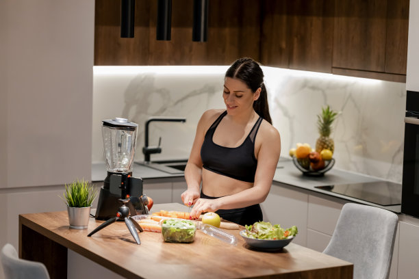 健身女子吃蔬菜沙拉图片下载