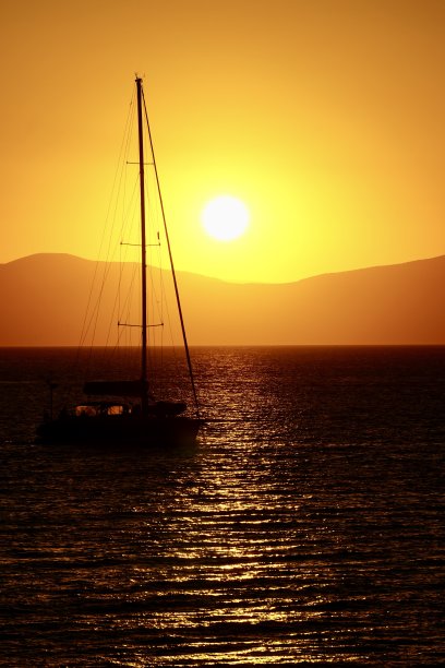 符拉迪沃斯托克市的青铜日落和海上的工业船只。海上绚丽的青铜日落。夕阳下的帆船在海上。图片下载