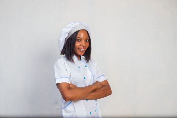 白色背景下的漂亮厨师图片下载