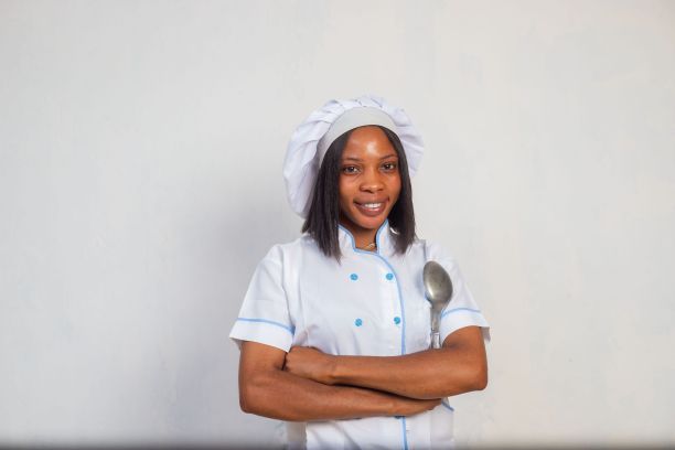 美丽的厨师在白色背景下拿着勺子图片下载