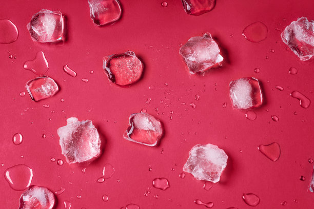 融化的冰块新潮viva品红色背景。冰块状的冷冻水。美丽的洋红色背景。图片下载