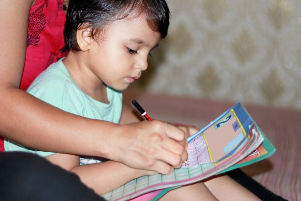 妈妈和她的小女儿一起学习图片下载