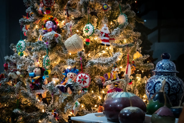 用彩灯和墨西哥装饰品装饰的圣诞树图片下载