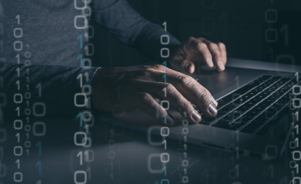 双手在笔记本电脑键盘上打字。在电脑上工作的人。黑暗的情绪。技术、经营理念图片下载