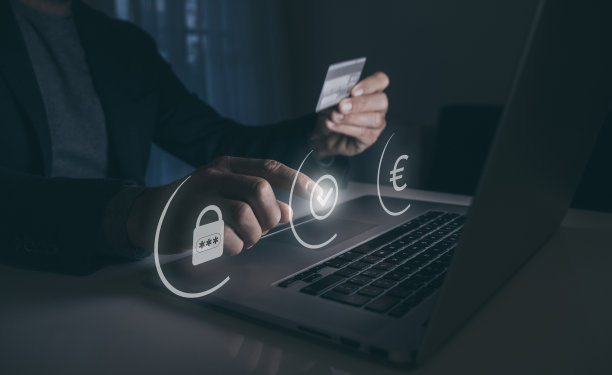 用信用卡在线支付购物。男子手持信用卡购买和支付。新的银行图片下载