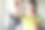 年轻迷人的女人在健身房用哑铃锻炼。图片下载