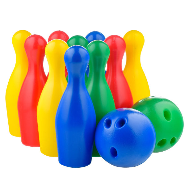 彩色保龄球瓶和一个孤立在白色背景上的保龄球。儿童塑料保龄球套装，特写。积极运动游戏，儿童休闲图片下载