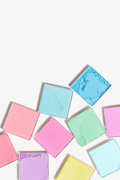 美容产品多色方形眼影白底妆，潮流粉彩生动的颜色纹理粉眼部化妆品，破碎的眼影调色板，俯视图，复制空间图片下载