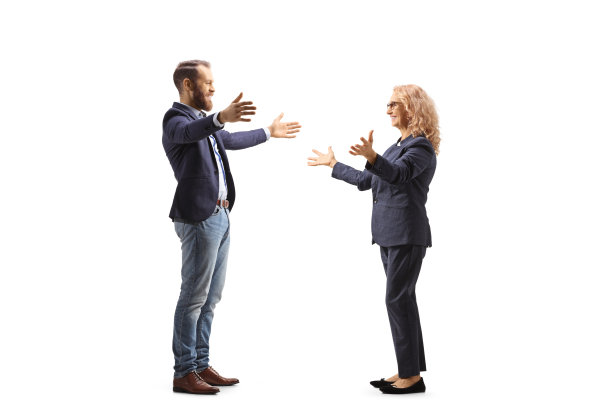 一名男子张开双臂等待拥抱一名女子的全长侧面照片图片下载