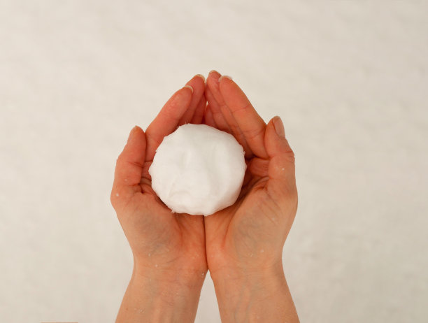 白色的不均匀的雪在两手掌图片下载