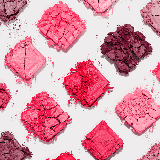 美容产品品红色眼影妆，单色最小图案，平铺粉红色粉碎色板眼罩，接近化妆品纹理，红色调色板，顶视图调色图片下载