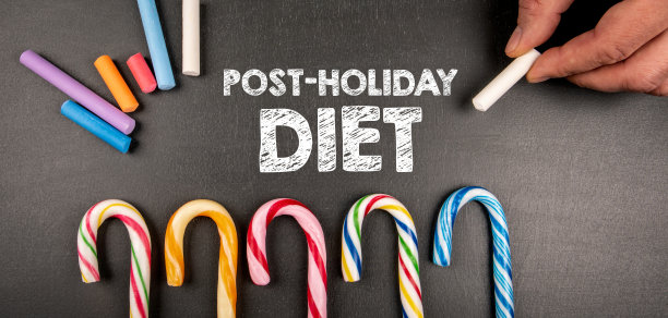 节后饮食概念。深色黑板上有文字和彩色糖果图片下载