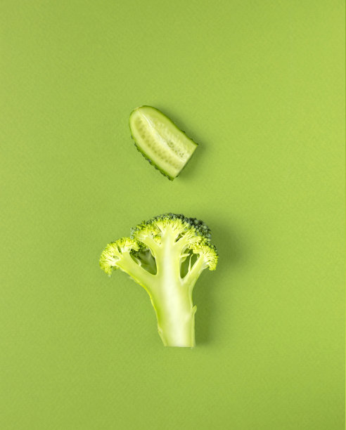 绿色背景上的西兰花卷心菜和黄瓜片。图片下载