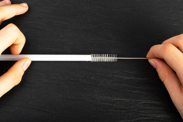 用金属刷清洁玻璃鸡尾酒管，玻璃饮料吸管清洁，零废物管道图片下载