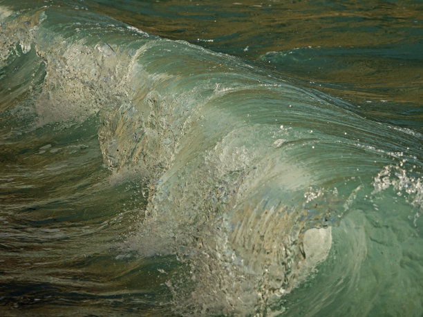 在黄昏的灯光中挥手图片下载