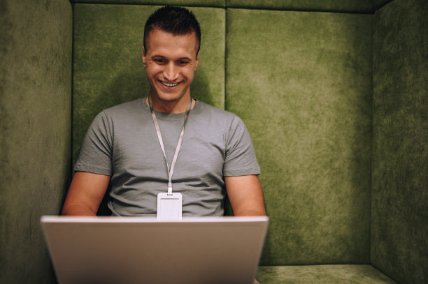 开朗的人工作在他的笔记本电脑图片下载