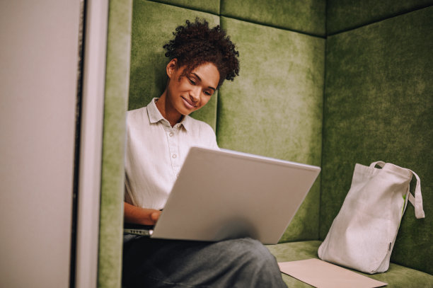 专心致志的年轻女子在她的便携式电脑前工作图片下载