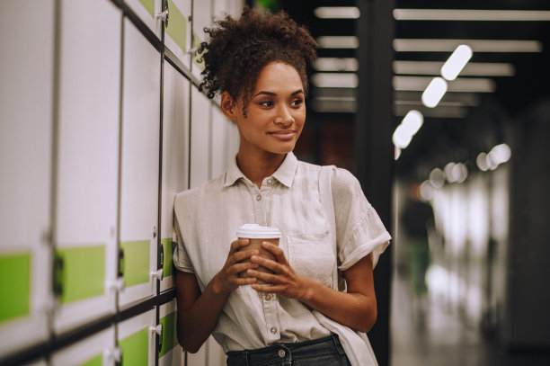 女员工在走廊喝咖啡休息时间做白日梦图片下载