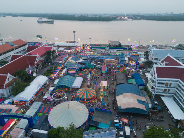 夜市庙会和当地夜市的游乐园鸟瞰图。人们走在街上，五颜六色的帐篷在曼谷市，泰国。零售商店图片下载
